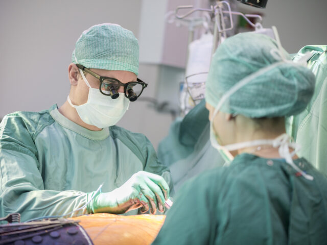 https://hasmetbardakci.com/wp-content/uploads/2022/09/heart-surgeon-during-a-heart-operation-2022-03-08-01-27-37-utc-640x480.jpg